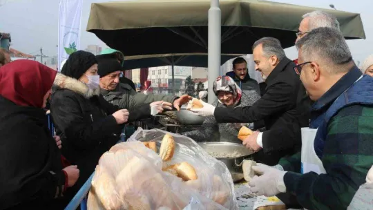 Bursa'da 5 bin kişiye hamsi ekmek ücretsiz dağıtıldı