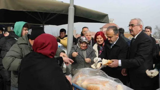 Bursa'da 5 bin kişiye hamsi ekmek ücretsiz dağıtıldı