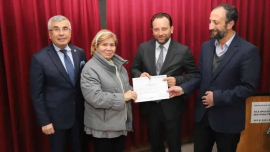 Bursa'da Aile Okulu'na katılan veliler sertifikalarını aldı