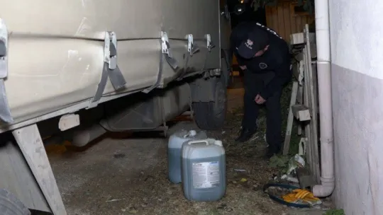 Bursa'da akıl almaz hırsızlık...Patronunu bidon bidon soydu