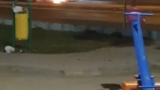 Bursa'da alev alan piknik tüpünü kovalarla su dökerek söndürdüler