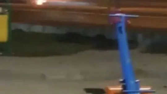 Bursa'da alev alan piknik tüpünü kovalarla su dökerek söndürdüler