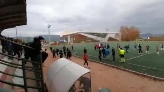 Bursa'da amatör maçta bir polis ile bir futbolcu yaralandı