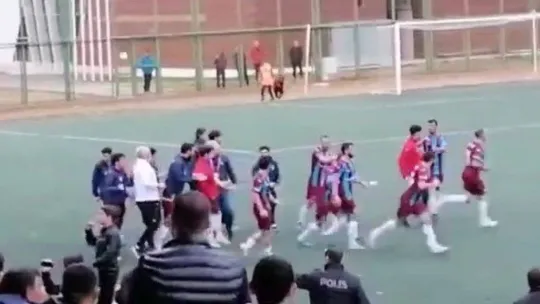 Bursa'da amatör maçta bir polis ile bir futbolcu yaralandı