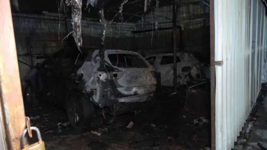 Bursa'da araç bayisinde korkutan yangın: Sıfır araçlar kül oldu