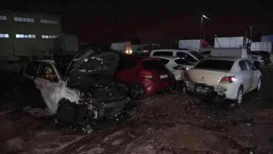 Bursa'da araç bayisinde korkutan yangın: Sıfır araçlar kül oldu