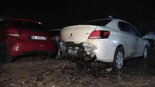 Bursa'da araç bayisinde korkutan yangın: Sıfır araçlar kül oldu