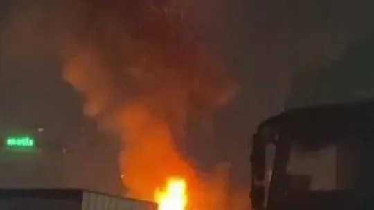 Bursa'da araç bayisinde korkutan yangın: Sıfır araçlar kül oldu