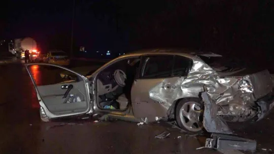 Bursa'da bariyerlere vuran otomobile arkadan gelen TIR çarptı: 1'i ağır 2 yaralı