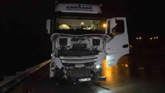Bursa'da bariyerlere vuran otomobile arkadan gelen TIR çarptı: 1'i ağır 2 yaralı
