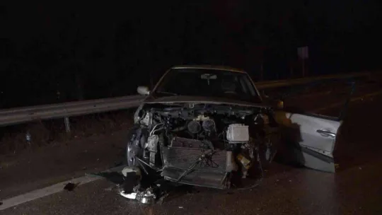 Bursa'da bariyerlere vuran otomobile arkadan gelen TIR çarptı: 1'i ağır 2 yaralı