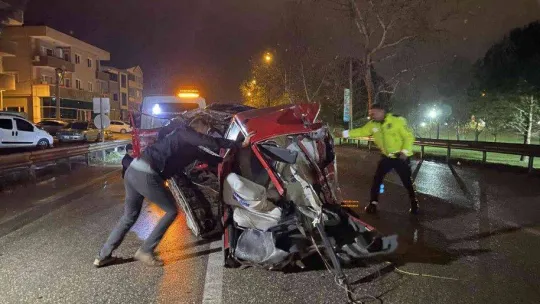 Bursa'da belediye otobüsüne çarpan otomobil ikiye bölündü: 1 ölü