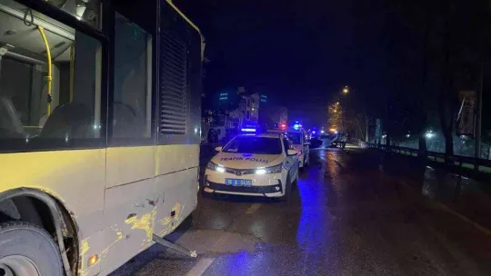 Bursa'da belediye otobüsüne çarpan otomobil ikiye bölündü: 1 ölü