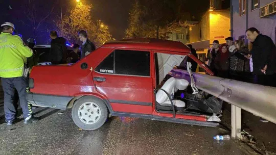 Bursa'da belediye otobüsüne çarpan otomobil ikiye bölündü: 1 ölü