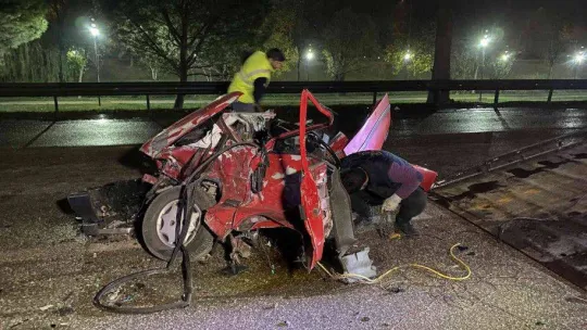 Bursa'da belediye otobüsüne çarpan otomobil ikiye bölündü: 1 ölü