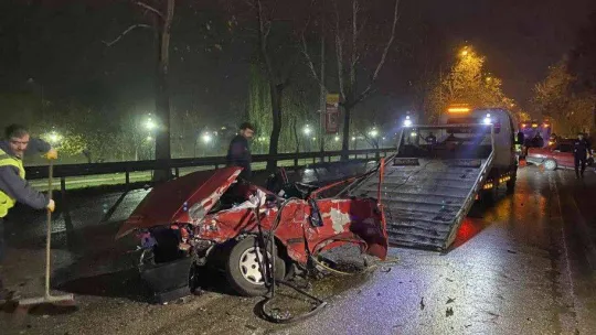 Bursa'da belediye otobüsüne çarpan otomobil ikiye bölündü: 1 ölü