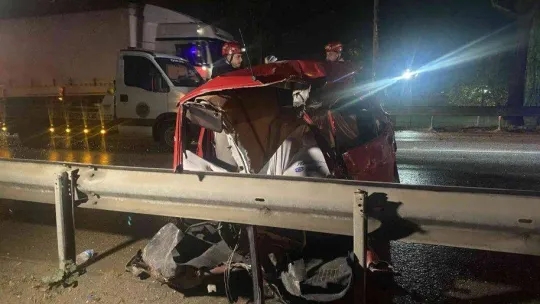 Bursa'da belediye otobüsüne çarpan otomobil ikiye bölündü: 1 ölü