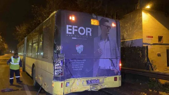 Bursa'da belediye otobüsüne çarpan otomobil ikiye bölündü: 1 ölü