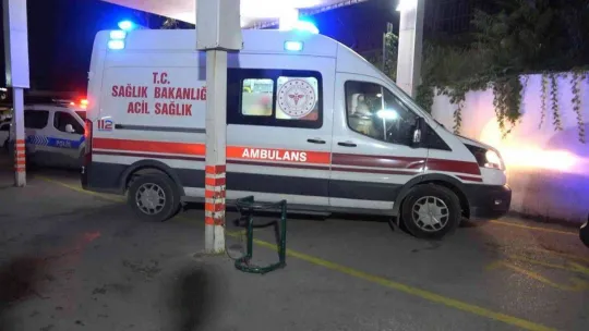 Bursa'da bir tekstil firmasında çalışan 50'den fazla işçi yemekten zehirlendi, hasta yakınları yemek şirketinin sahibine isyan etti