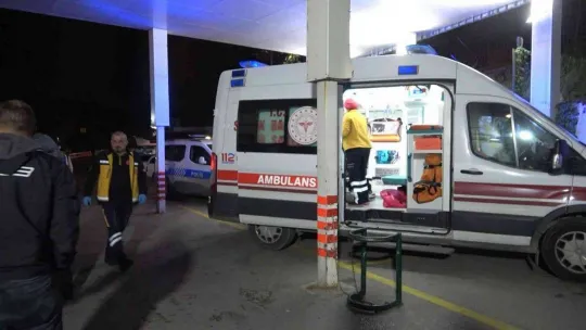 Bursa'da bir tekstil firmasında çalışan 50'den fazla işçi yemekten zehirlendi, hasta yakınları yemek şirketinin sahibine isyan etti