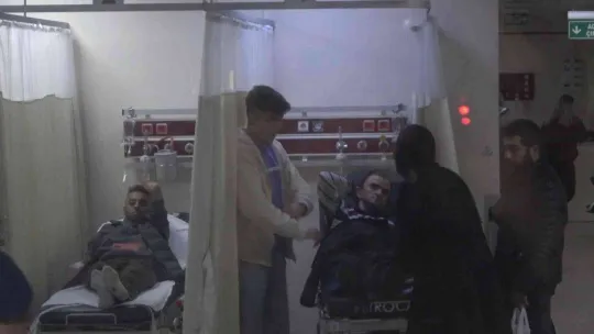 Bursa'da bir tekstil firmasında çalışan 50'den fazla işçi yemekten zehirlendi, hasta yakınları yemek şirketinin sahibine isyan etti