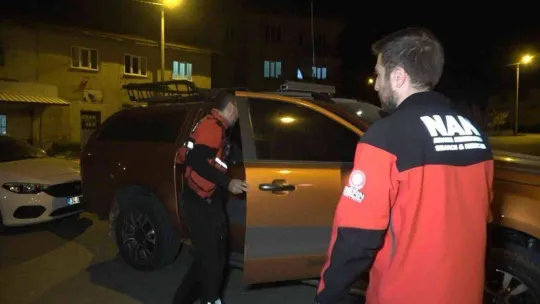 Bursa'da biri eğitmen iki paraşütçü kayalıklarda mahsur kaldı