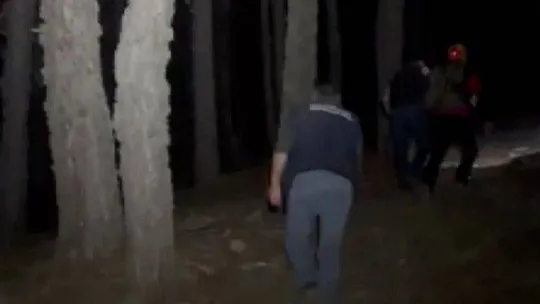 Bursa'da biri eğitmen iki paraşütçü kayalıklarda mahsur kaldı