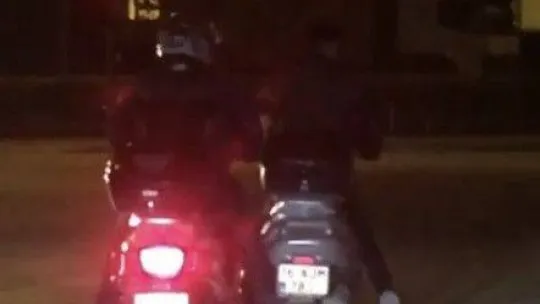 Bursa'da bozulan motosikleti ayağıyla iterek götürdü