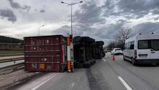 Bursa'da devrilen tırın sürücüsü yaralandı