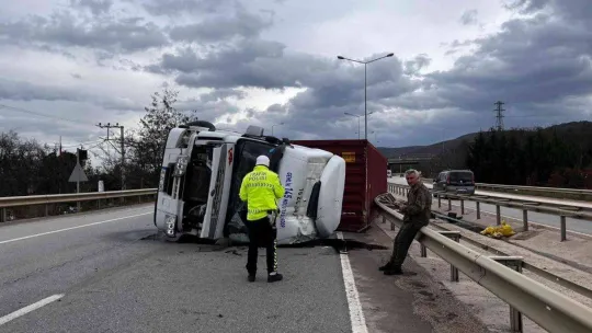 Bursa'da devrilen tırın sürücüsü yaralandı