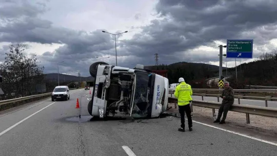 Bursa'da devrilen tırın sürücüsü yaralandı
