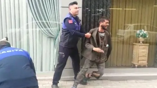 Bursa'da dilencinin zabıtaya direnme anları kamerada