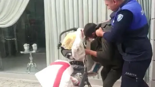 Bursa'da dilencinin zabıtaya direnme anları kamerada