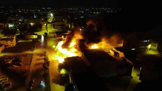Bursa'da et deposunda çıkan yangın 3 saat sonra söndürüldü