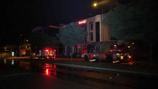 Bursa'da et deposunda çıkan yangın 3 saat sonra söndürüldü