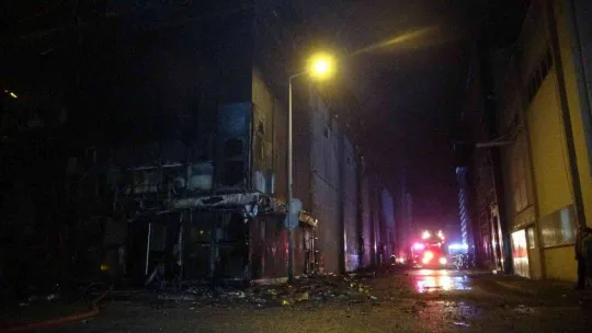 Bursa'da et deposunda çıkan yangın 3 saat sonra söndürüldü