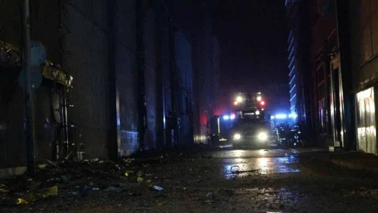 Bursa'da et deposunda çıkan yangın 3 saat sonra söndürüldü