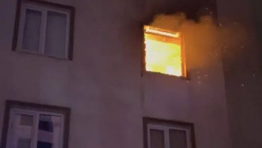 Bursa'da ev alev alev yandı..Komşusu film izler gibi izledi