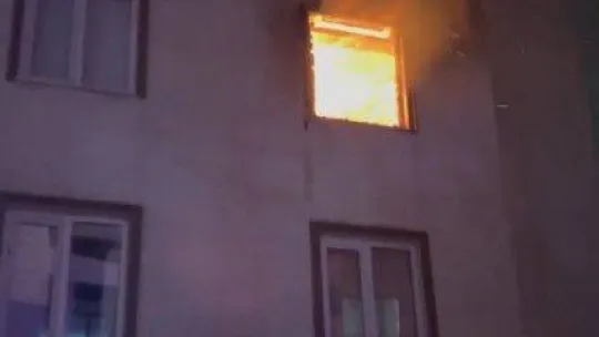 Bursa'da ev alev alev yandı..Komşusu film izler gibi izledi