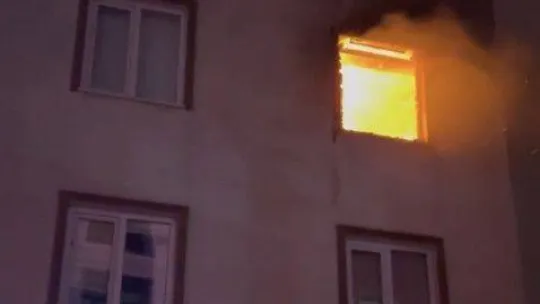 Bursa'da ev alev alev yandı..Komşusu film izler gibi izledi