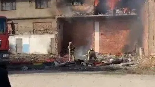 Bursa'da evin alev alev yanma anı kameralarda