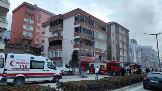 Bursa'da evini ateşe veren kadını itfaiye kurtardı