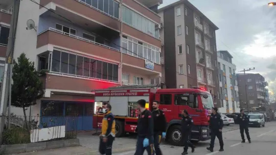 Bursa'da evini ateşe veren kadını itfaiye kurtardı