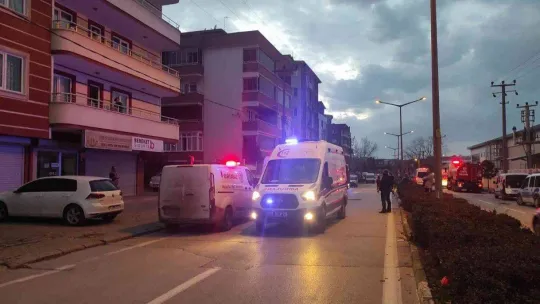 Bursa'da evini ateşe veren kadını itfaiye kurtardı