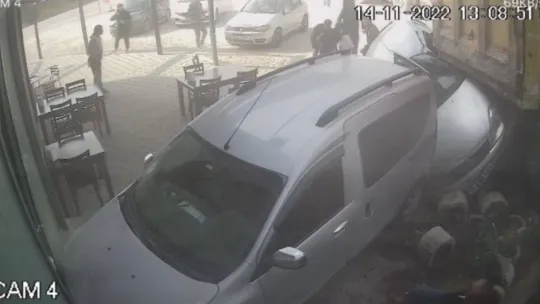 Bursa'da freni boşalan hafriyat kamyonu dehşet saçtı, o anlar kameralarda