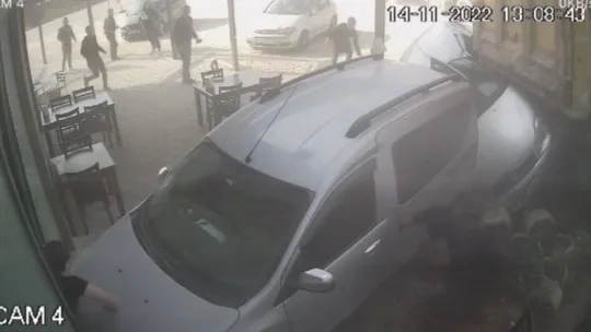 Bursa'da freni boşalan hafriyat kamyonu dehşet saçtı, o anlar kameralarda