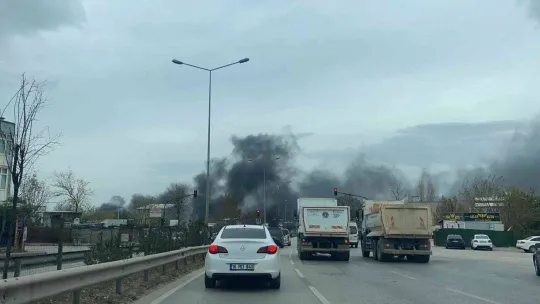 Bursa'da geri dönüşüm deposunda büyük yangın