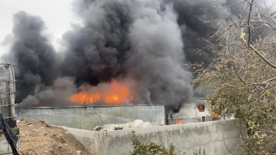 Bursa'da geri dönüşüm deposunda büyük yangın