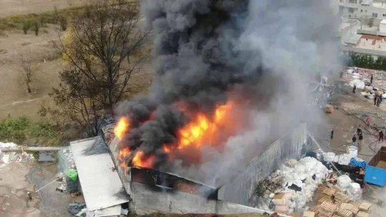 Bursa'da geri dönüşüm tesisinde başlayan yangın kontrol altına alındı