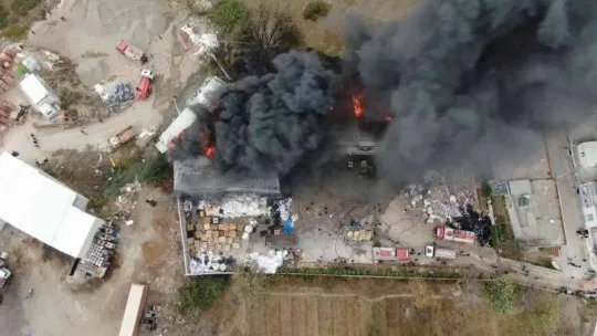 Bursa'da geri dönüşüm tesisinde başlayan yangın kontrol altına alındı